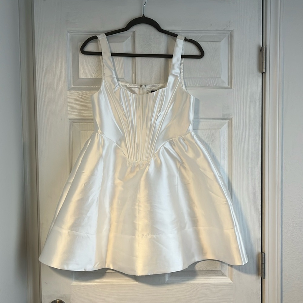 Lulu’s corset mini dress
Size Medium 
Never Worn
